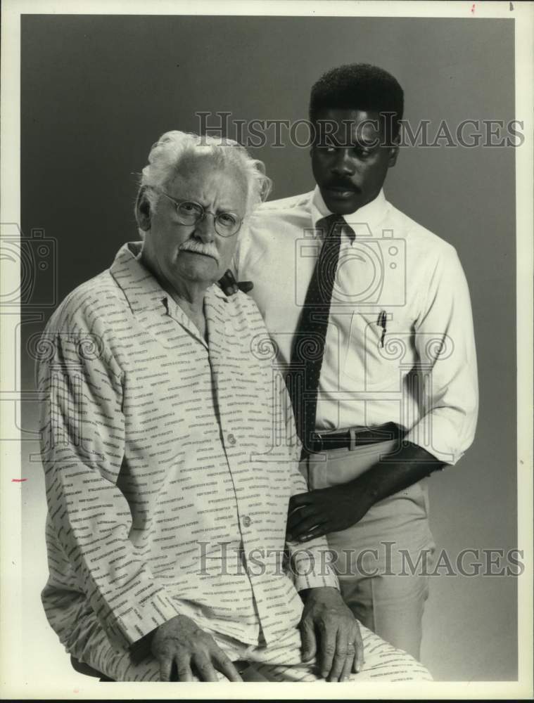 1984 Press Photo Art Carney and Howard Rollins in a scene from A Doctor&#39;s Story- Historic Images