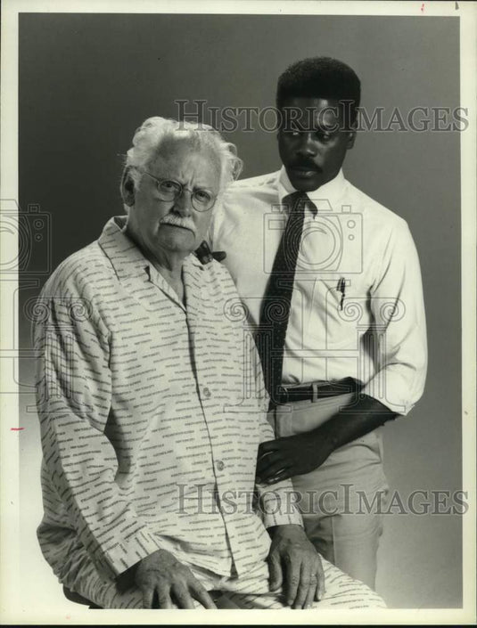 1984 Press Photo Art Carney and Howard Rollins in a scene from A Doctor's Story- Historic Images
