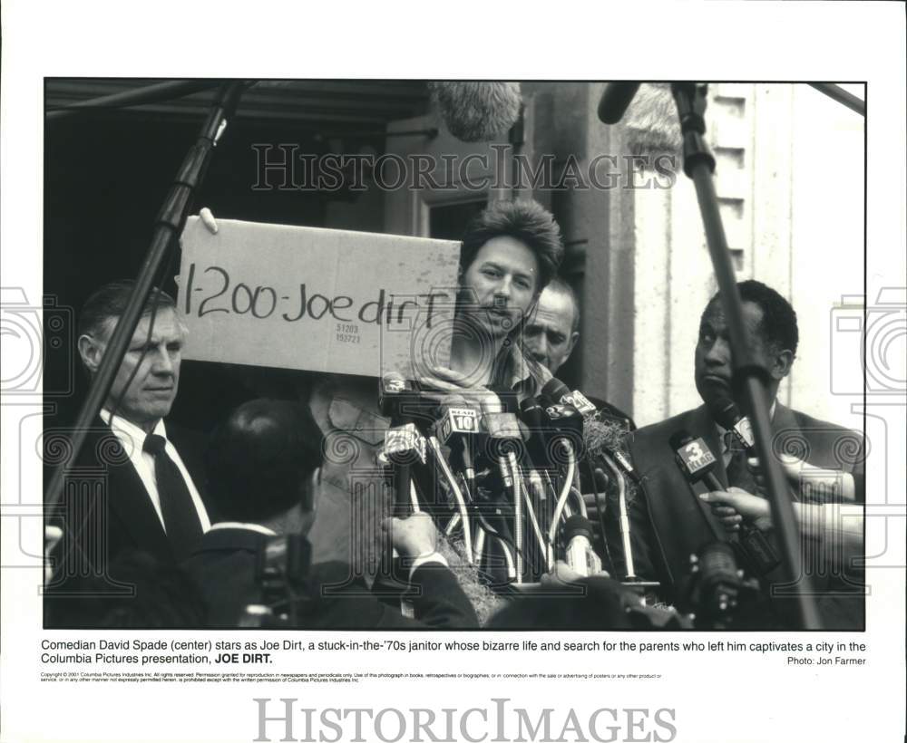 2001 Press Photo David Spade stars in the title role of &quot;Joe Dirt.&quot; - lrp27609- Historic Images