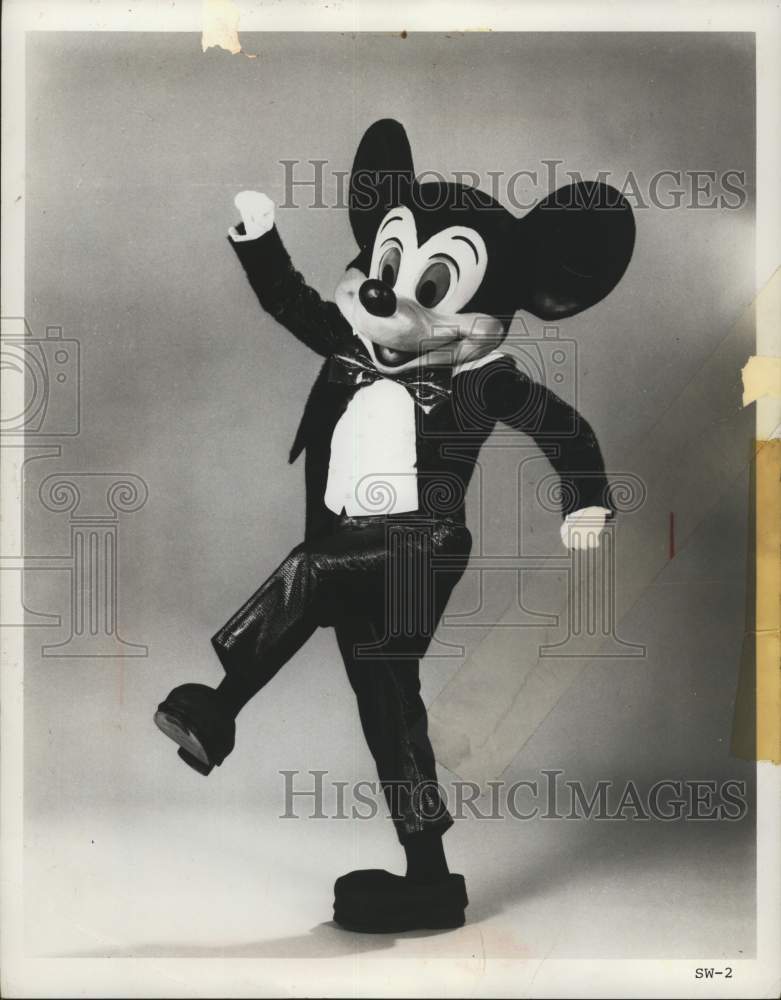 1971 Press Photo Mickey Mouse in &quot;Disney on Parade&quot; in Charlotte Coliseum- Historic Images