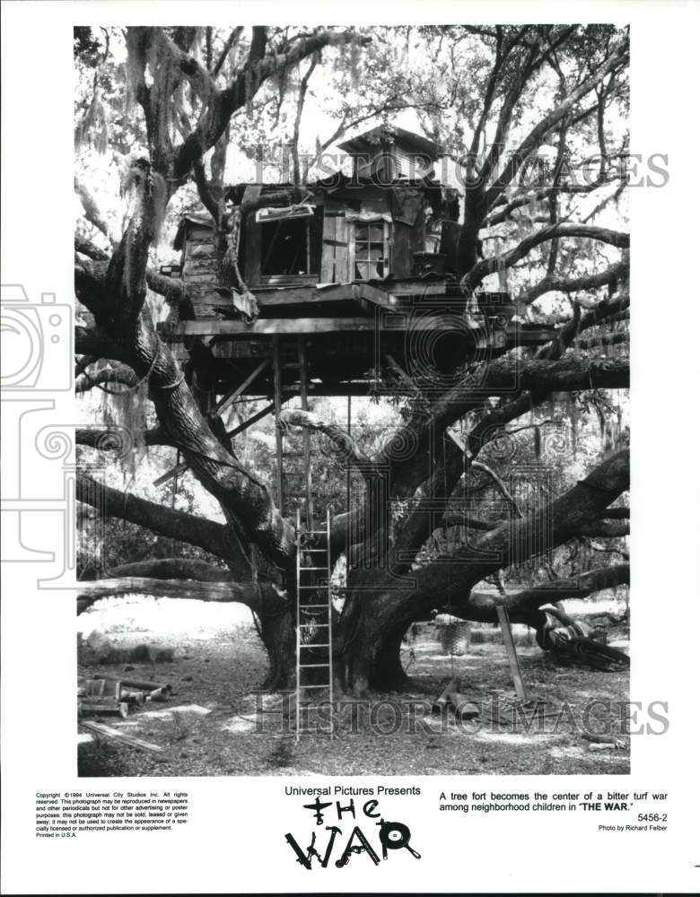 1994 Press Photo A tree fort in a scene from &quot;The War.&quot; - lrp31503- Historic Images