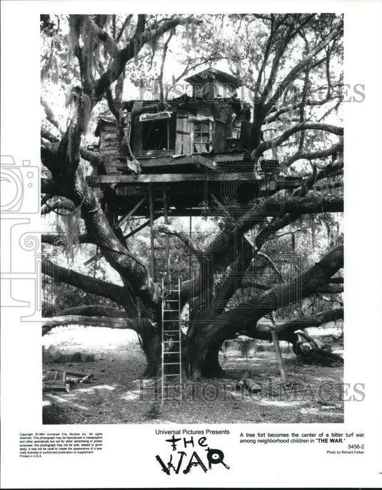 1994 Press Photo A tree fort in a scene from "The War." - lrp31503- Historic Images