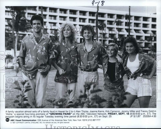 1987 Press Photo Alan Thicke and the cast of the TV Series "Growing Pains"- Historic Images