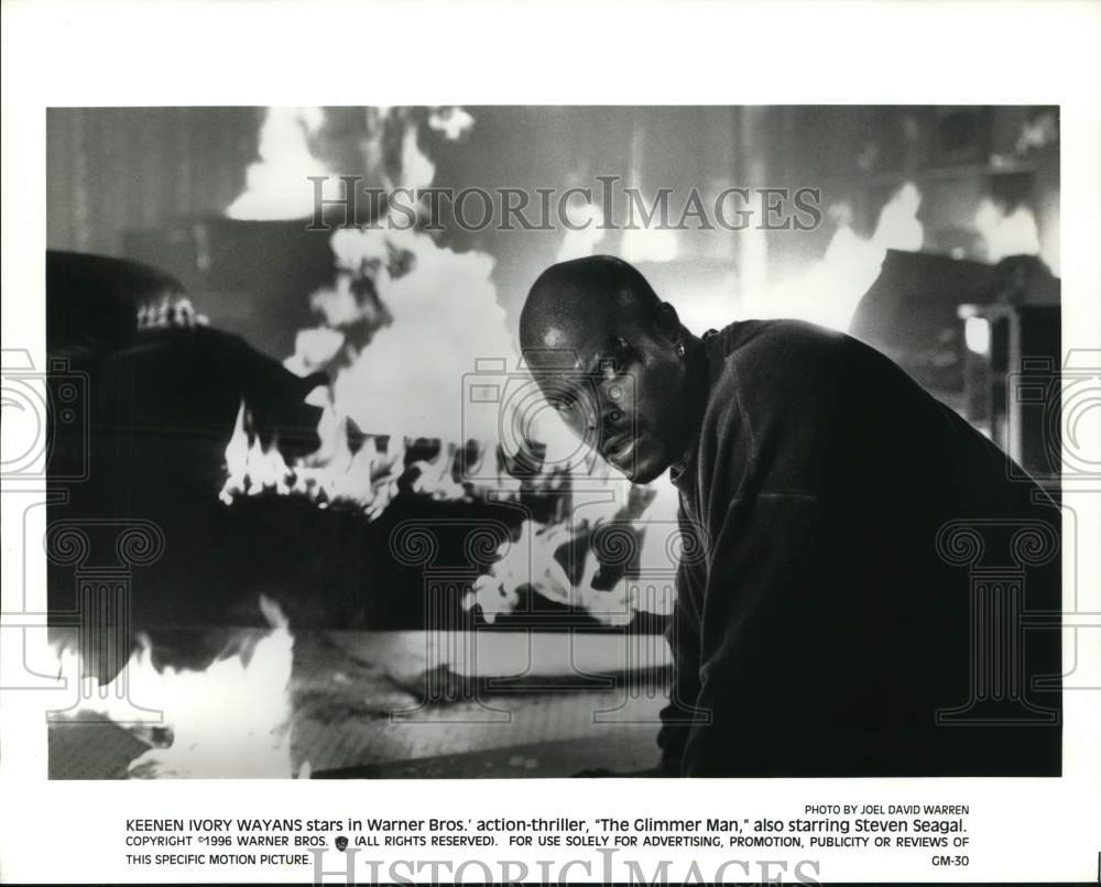 1996 Press Photo Keenen Ivory Wayans in a scene from "The Glimmer Man."- Historic Images