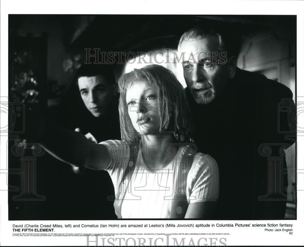 1997 Press Photo Lead actors of &quot;The Fifth Element&quot; in a scene from the film- Historic Images