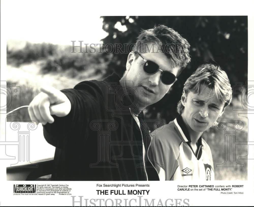 1997 Press Photo Director Peter Cattaneo & Robert Carlyle in "The Full Monty"- Historic Images