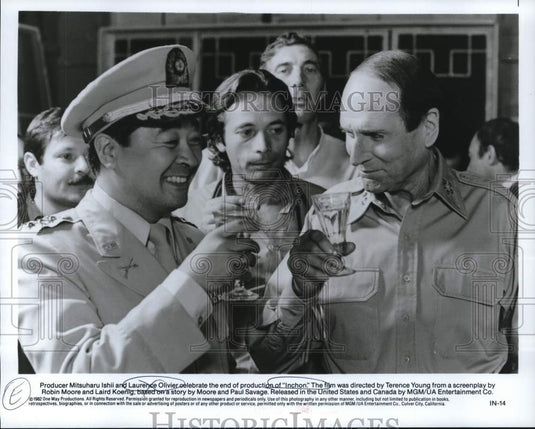 1982 Press Photo Producer Mitsuharu Ishii and Laurence Olivier on the Inchon set- Historic Images