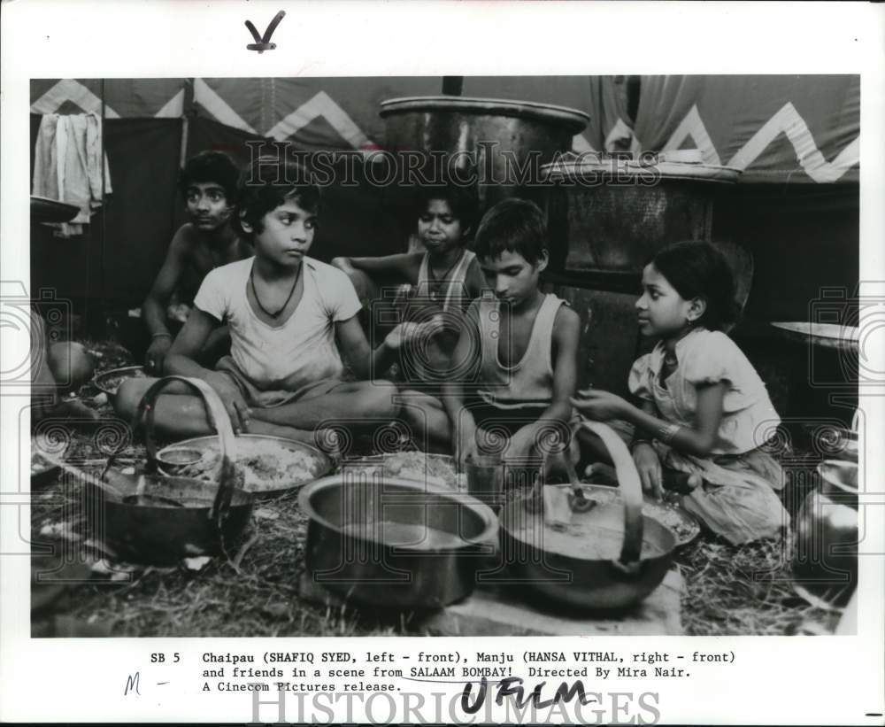 1989 Press Photo Hansa Vithal, Shafiq Syed in a scene from Salaam Bombay!- Historic Images