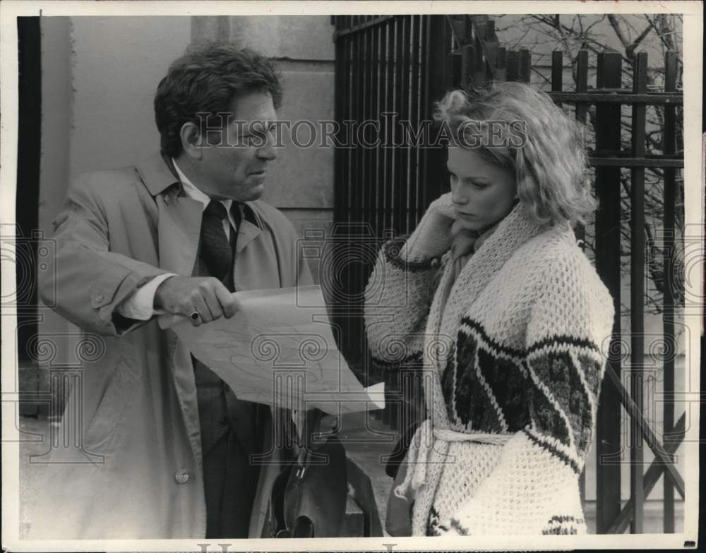 1983 Press Photo George Segal and Shelley Hack in a scene from &quot;Trackdown&quot;- Historic Images