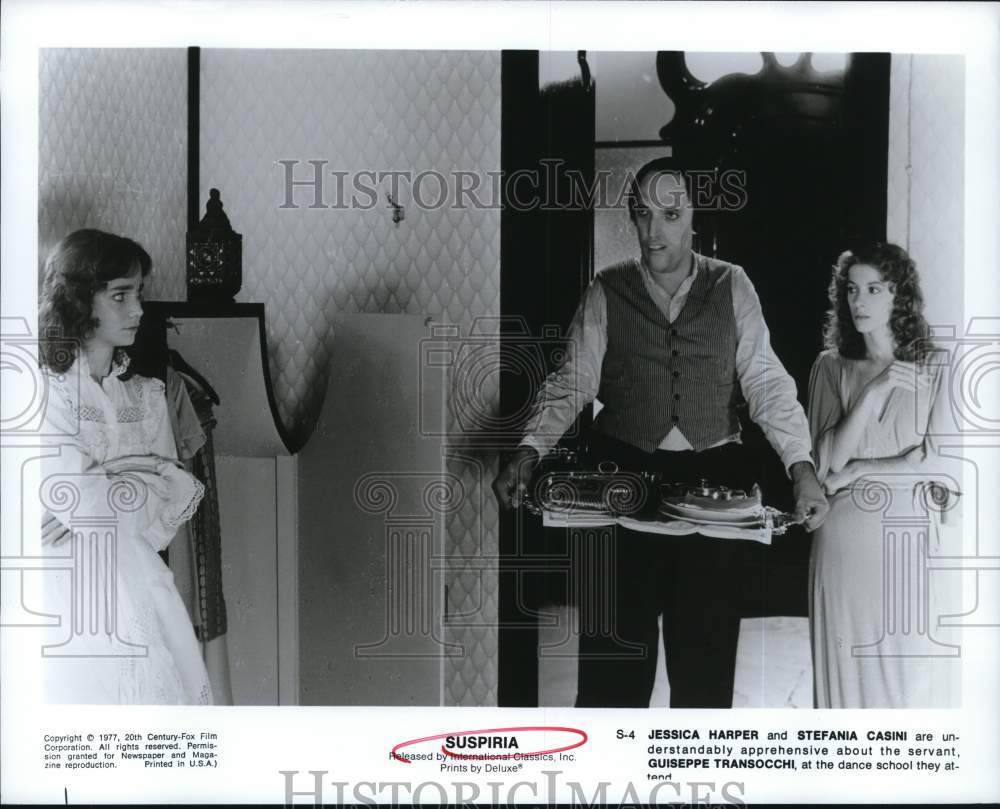 1977 Press Photo Jessica Harper, Stefania Casini in a scene from &quot;Suspira&quot;- Historic Images