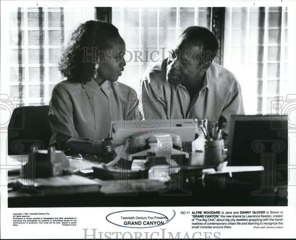 1991 Press Photo Alfre Woodard and Danny Glover in a scene from &quot;Grand Canyon.&quot;- Historic Images