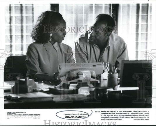 1991 Press Photo Alfre Woodard and Danny Glover in a scene from "Grand Canyon."- Historic Images