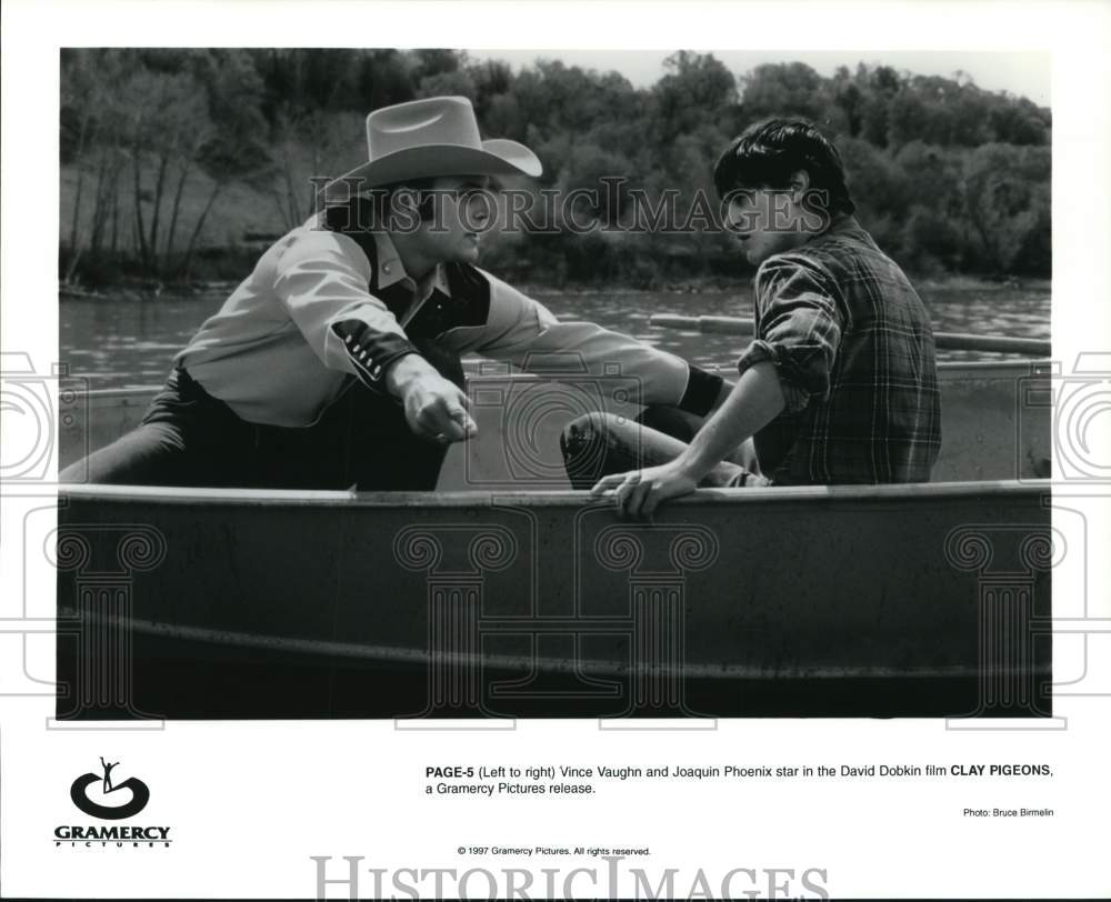 1997 Press Photo Vince Vaughn and Joaquin Phoenix star in &quot;Clay Pidgeons.&quot;- Historic Images