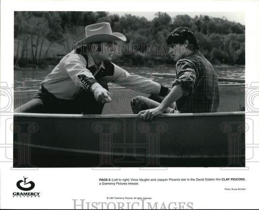 1997 Press Photo Vince Vaughn and Joaquin Phoenix star in "Clay Pidgeons."- Historic Images