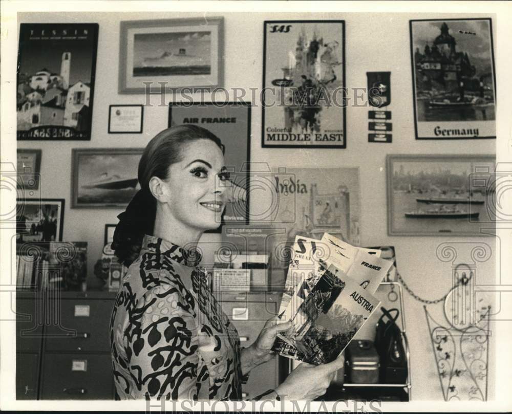 1967 Press Photo Actress Jayne Meadows in Her Travel Agency - lrp67641- Historic Images