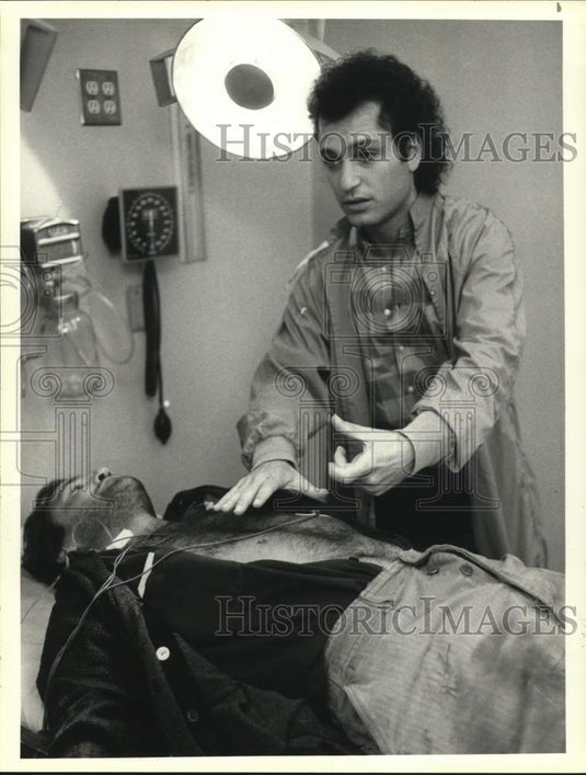 1986 Press Photo Howie Mandel & Mark Cassella on "St. Elsewhere" NBC Series- Historic Images