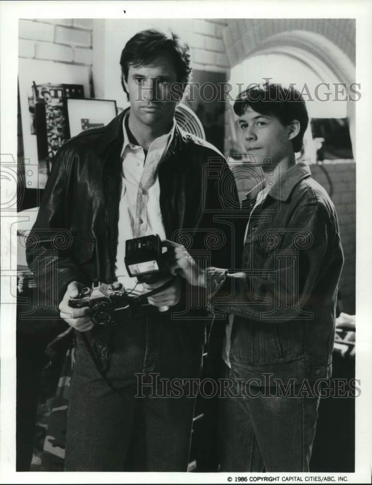 1985 Press Photo Robert Hays &amp; C.B. Barnes on &quot;Starman&quot; TV Series - lrp73478- Historic Images