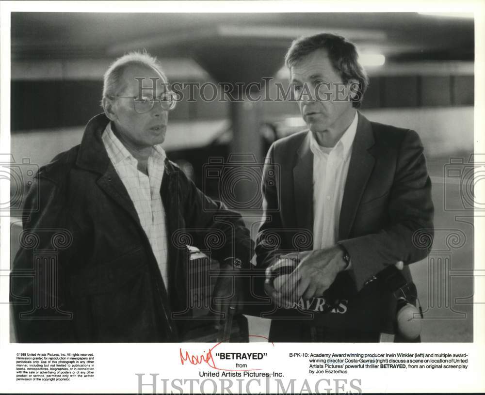 1988 Press Photo Irwin Winkler &amp; Costa-Gavras on &quot;Betrayed&quot; Movie Set- Historic Images