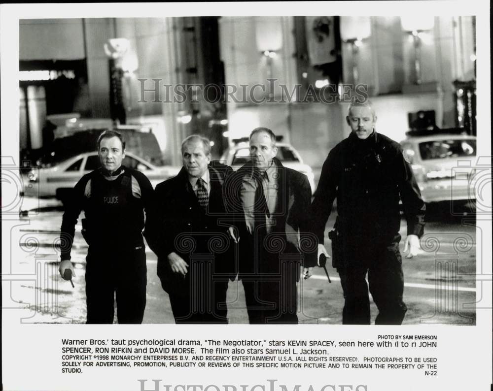 1998 Press Photo &quot;The Negotiator&quot; Movie Scene - lrp81646- Historic Images