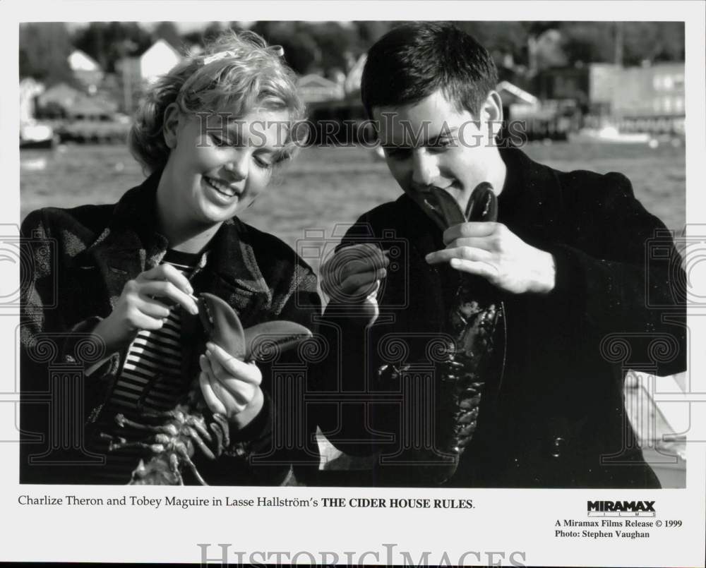 1999 Press Photo Charlize Theron &amp; Tobey Maguire in &quot;The Cider House Rules&quot;- Historic Images