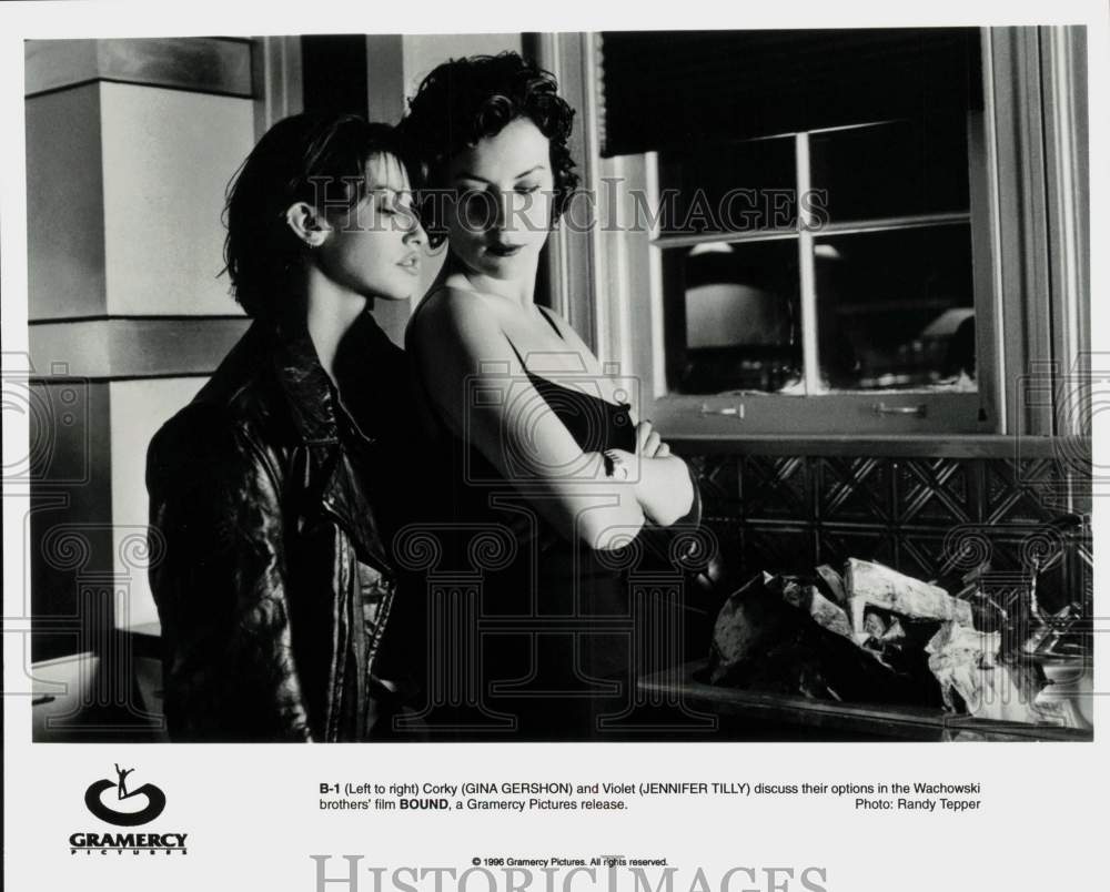 1996 Press Photo Gina Gershon, Jennifer Tilly in &quot;Bound&quot; Movie - lrp81768- Historic Images