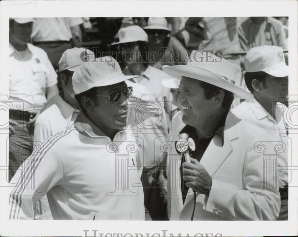 1977 Press Photo Alan King and Bill Cosby in &quot;Tennis Classic At Caesars Palace&quot;- Historic Images