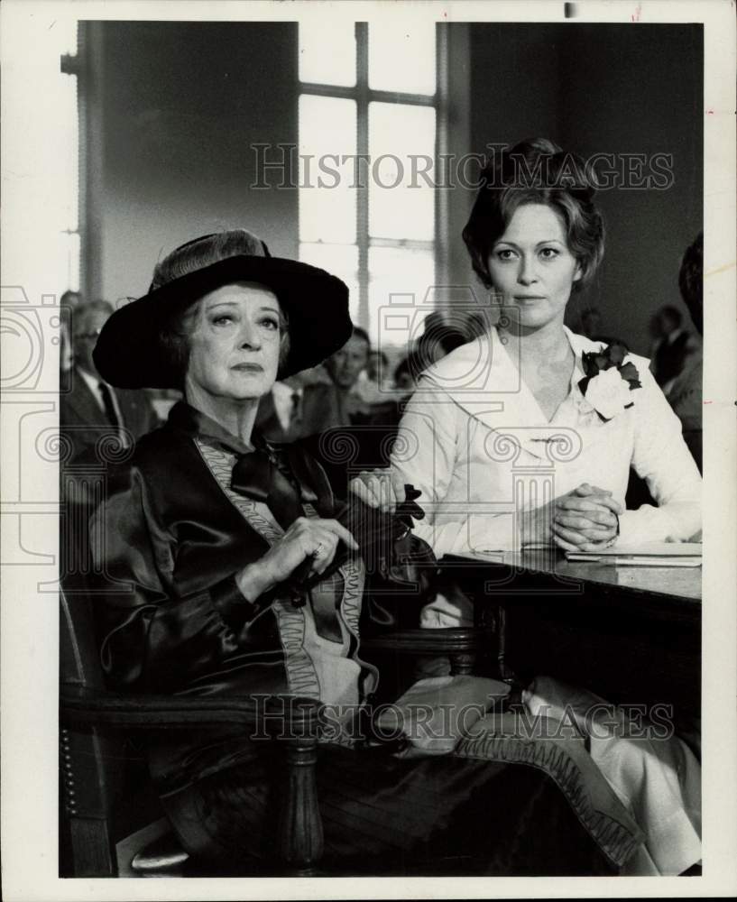 1976 Press Photo Bette Davis with Faye Dunaway as &quot;Aimee&quot; - lrp89915- Historic Images