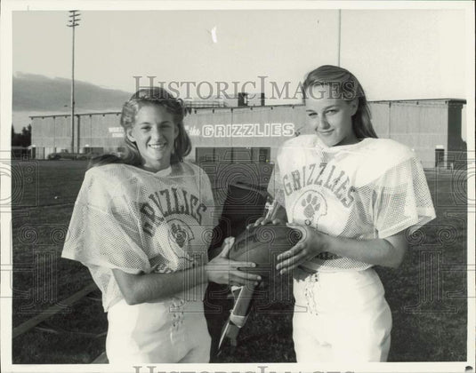 1983 Press Photo Helen Hunt and Tami Maida in "Quarterback Princess," on CBS.- Historic Images