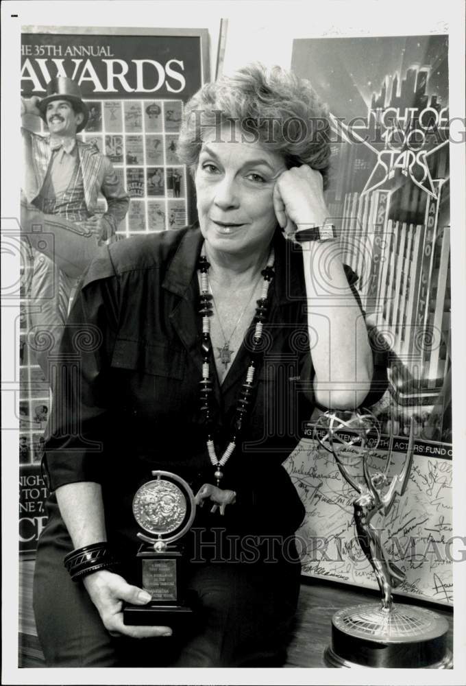 1986 Press Photo Actress Hildy Parks in New York Office with Tony Award- Historic Images