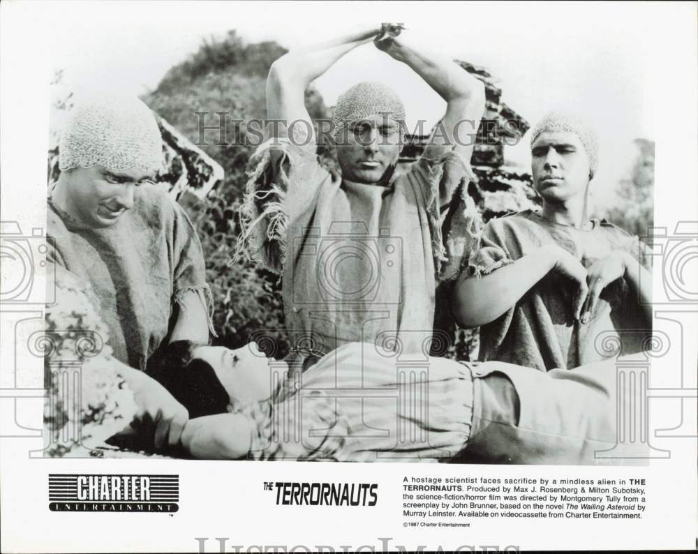 1987 Press Photo Hostage Scientist &amp; Aliens in &quot;The Terrornauts&quot; Movie- Historic Images