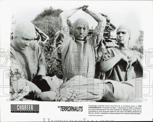 1987 Press Photo Hostage Scientist & Aliens in "The Terrornauts" Movie- Historic Images