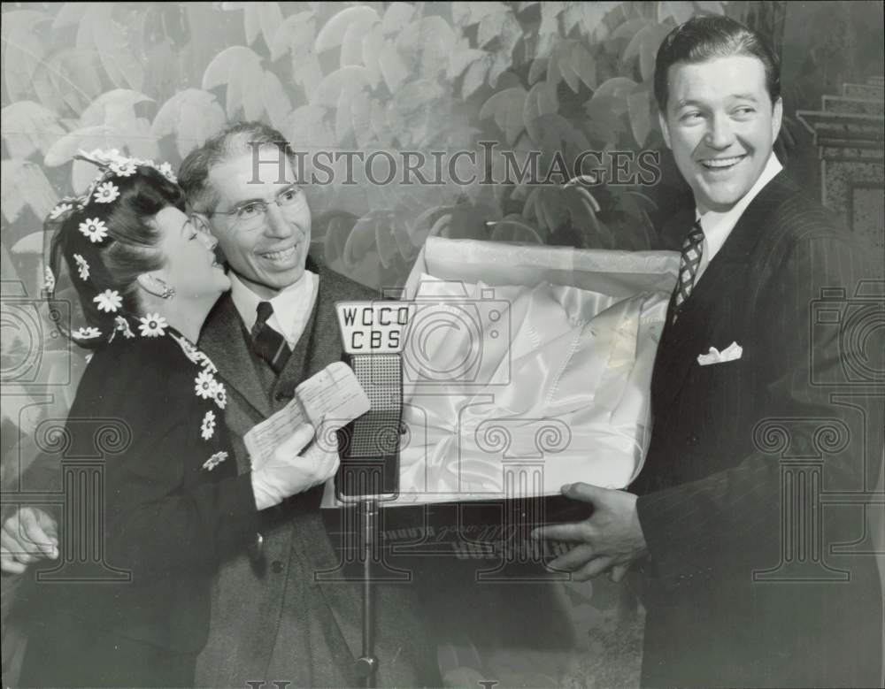 Press Photo Actor Dennis Morgan &amp; Others at Bond Auction - lrp99964- Historic Images