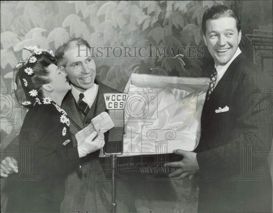 Press Photo Actor Dennis Morgan & Others at Bond Auction - lrp99964- Historic Images