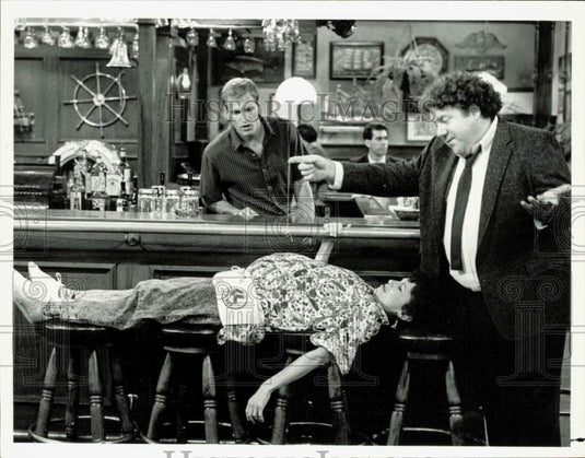 1988 Press Photo George Wendt, Rhea Perlman, Woody Harrelson on "Cheers" TV Show- Historic Images