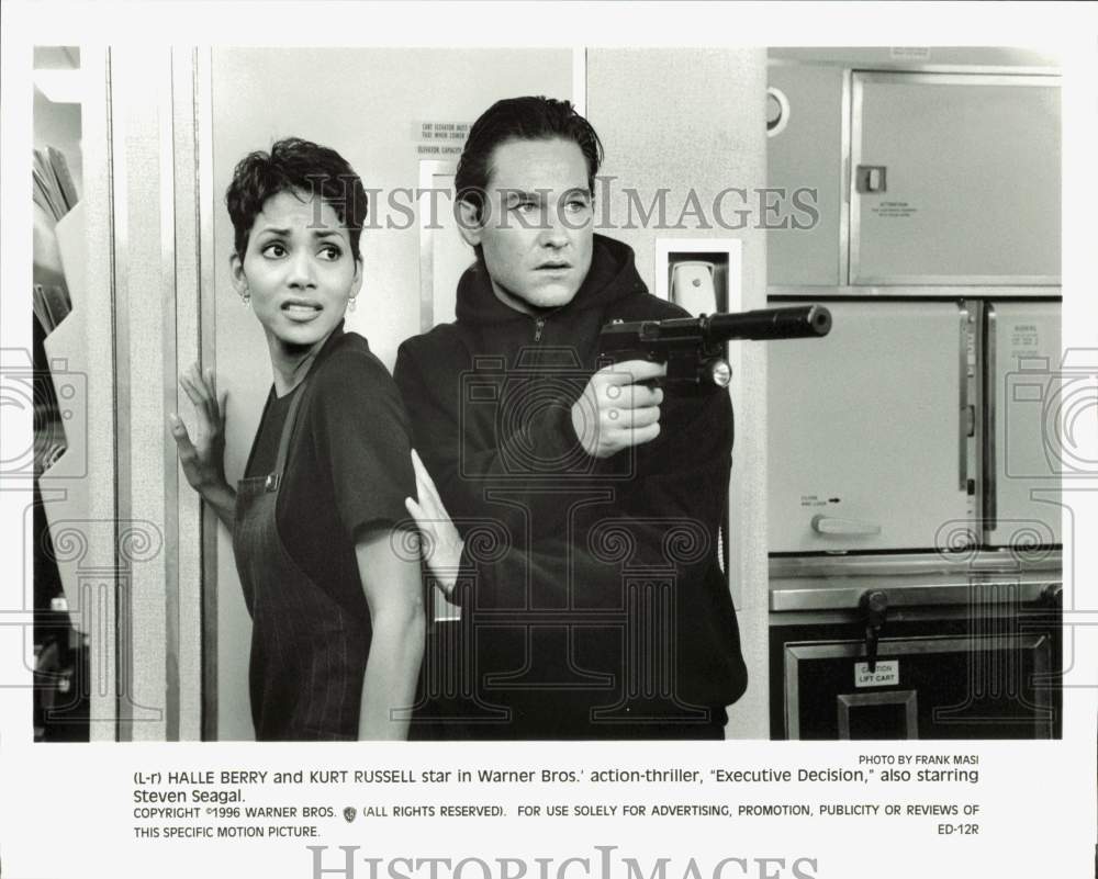 1996 Press Photo Actors Halle Berry and Kurt Russell in &quot;Executive Decision&quot;- Historic Images