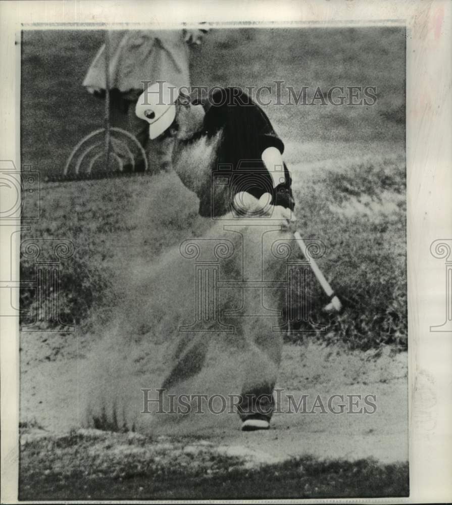 1961 Press Photo Bob Rosburg blasts off to 17th green at Bing Crosby Pro Am- Historic Images