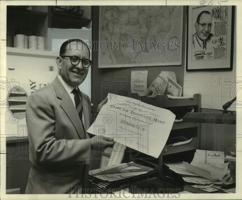 1954 Press Photo Leonard Pons Wins 1st Prize in &quot;Best Easter Window&quot; Competition- Historic Images