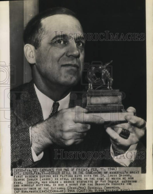 1944 Press Photo St.Louis Browns' George Sisler displays bronze statuette- Historic Images