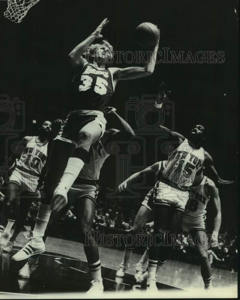 1975 Press Photo Rookie Don Ford and Earl Monroe at Knicks-Lakers court game- Historic Images