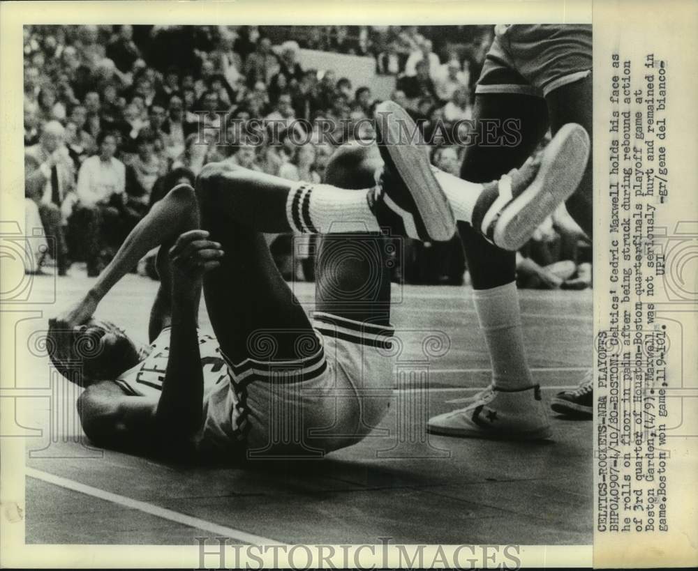 1980 Press Photo Celtics&#39; Cedric Maxwell In Pain At Boston Garden Game- Historic Images