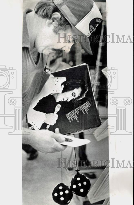 1983 Press Photo Jim Clark of Kent with Elvis Presley albums and single and dice- Historic Images