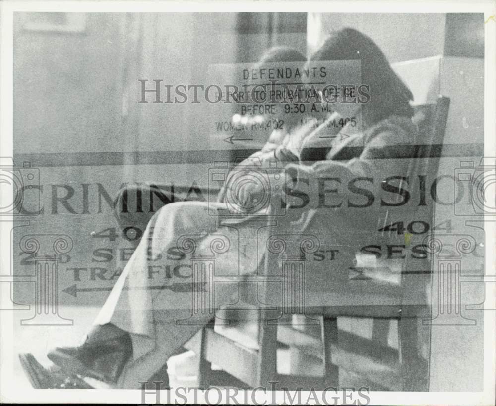 1978 Press Photo Woman Waits at Boston Municipal Court - lrs24219- Historic Images