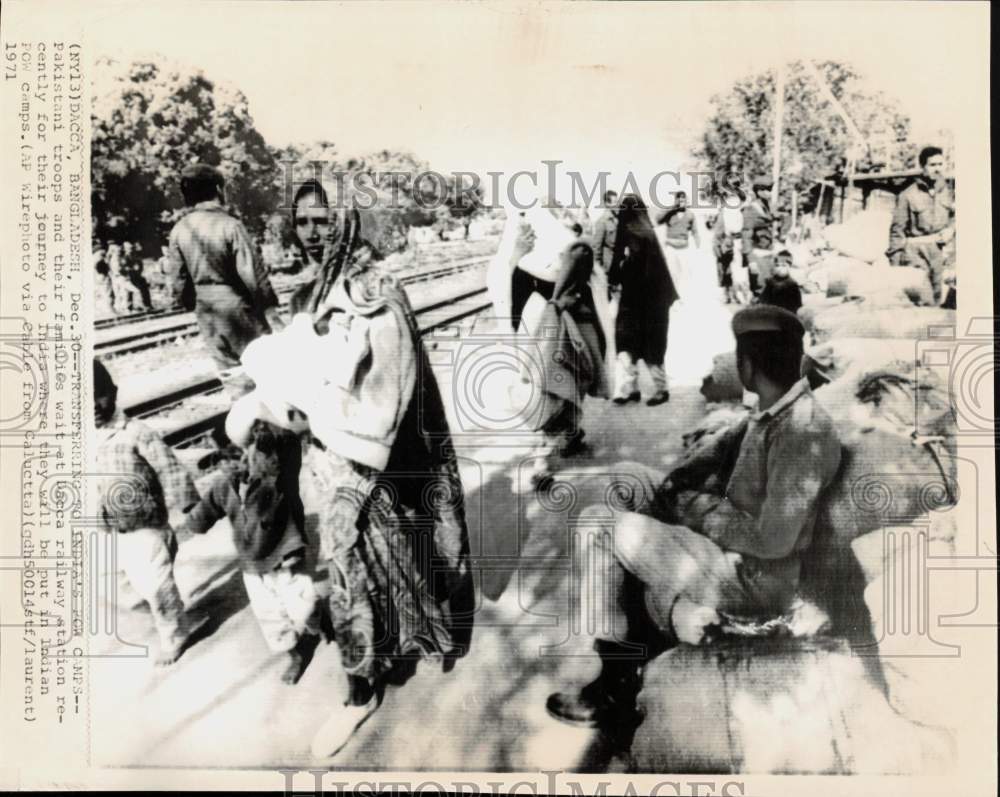 1971 Press Photo Pakistani troops &amp; their families wait at Dacca railway station- Historic Images