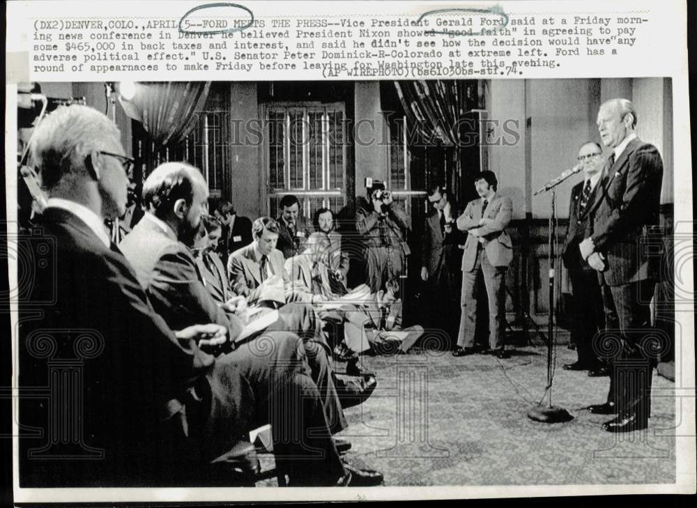 1974 Press Photo VP Gerald Ford Talks Nixon Taxes with Press in Denver, Colorado- Historic Images