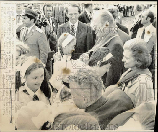 1975 Press Photo President & Mrs. Ford, President Ceausescu Presented Cravatas- Historic Images