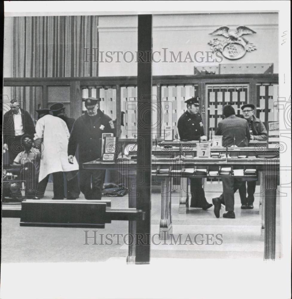 1970 Press Photo Oxygen Pump Set up for Manager Locked in Bank Vault, MA- Historic Images