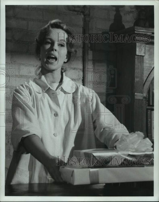 1967 Press Photo Sandy Dennis in a scene from "Sweet November"- Historic Images