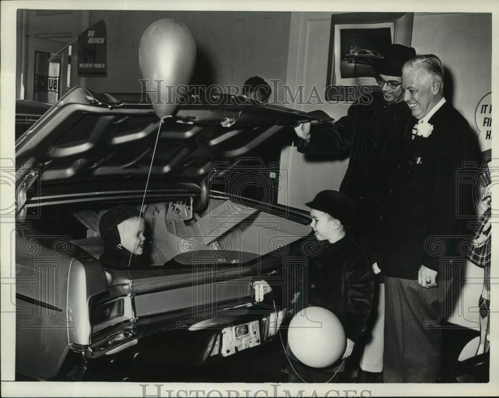 1966 Press Photo Dad Gordon Cocks Has Hands Full With Children Hiding in Trunk- Historic Images