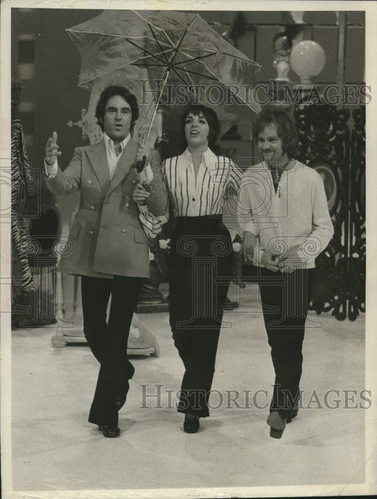 1970 Press Photo Anthony Newley & Michael Pollard Join Liza Minnelli in "Liza"- Historic Images