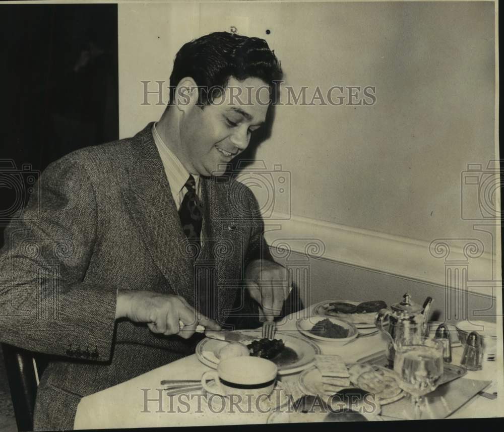 1944 Press Photo James Melton enjoy is food - lrx03724- Historic Images